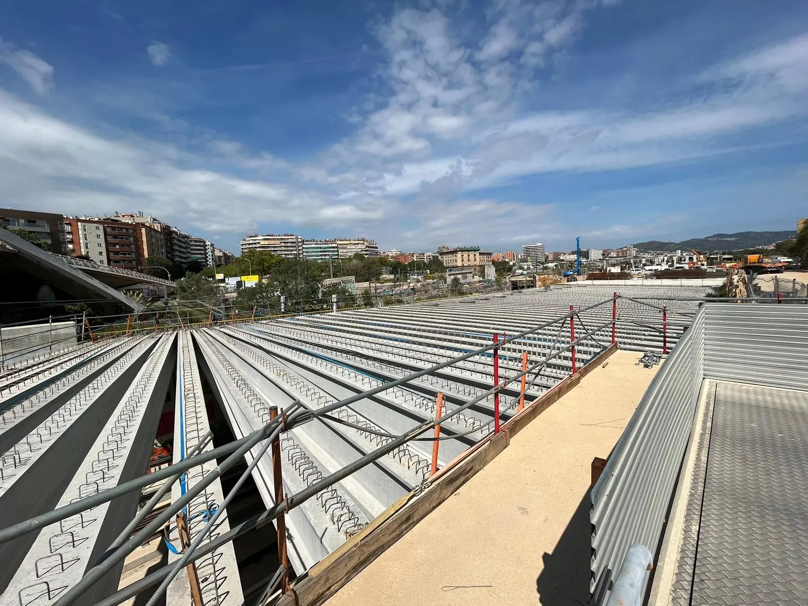 Ave Madrid-Barcelona, ampliación, haz de vías y cubrimiento de la estación de Lleida